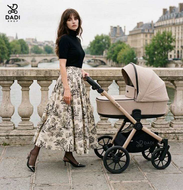 Riko Cava 3w1 w kolorze Dust – elegancki wózek dziecięcy na tle paryskiego mostu